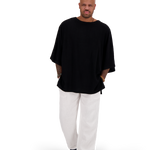Model trägt schwarzes Oversize Leinen T-Shirt von Nomadik, designed in Zurich. Luftig-leichter Stoff für Komfort und Bewegungsfreiheit an warmen Tagen.