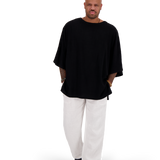 Model trägt schwarzes Oversize Leinen T-Shirt von Nomadik, designed in Zurich. Luftig-leichter Stoff für Komfort und Bewegungsfreiheit an warmen Tagen.