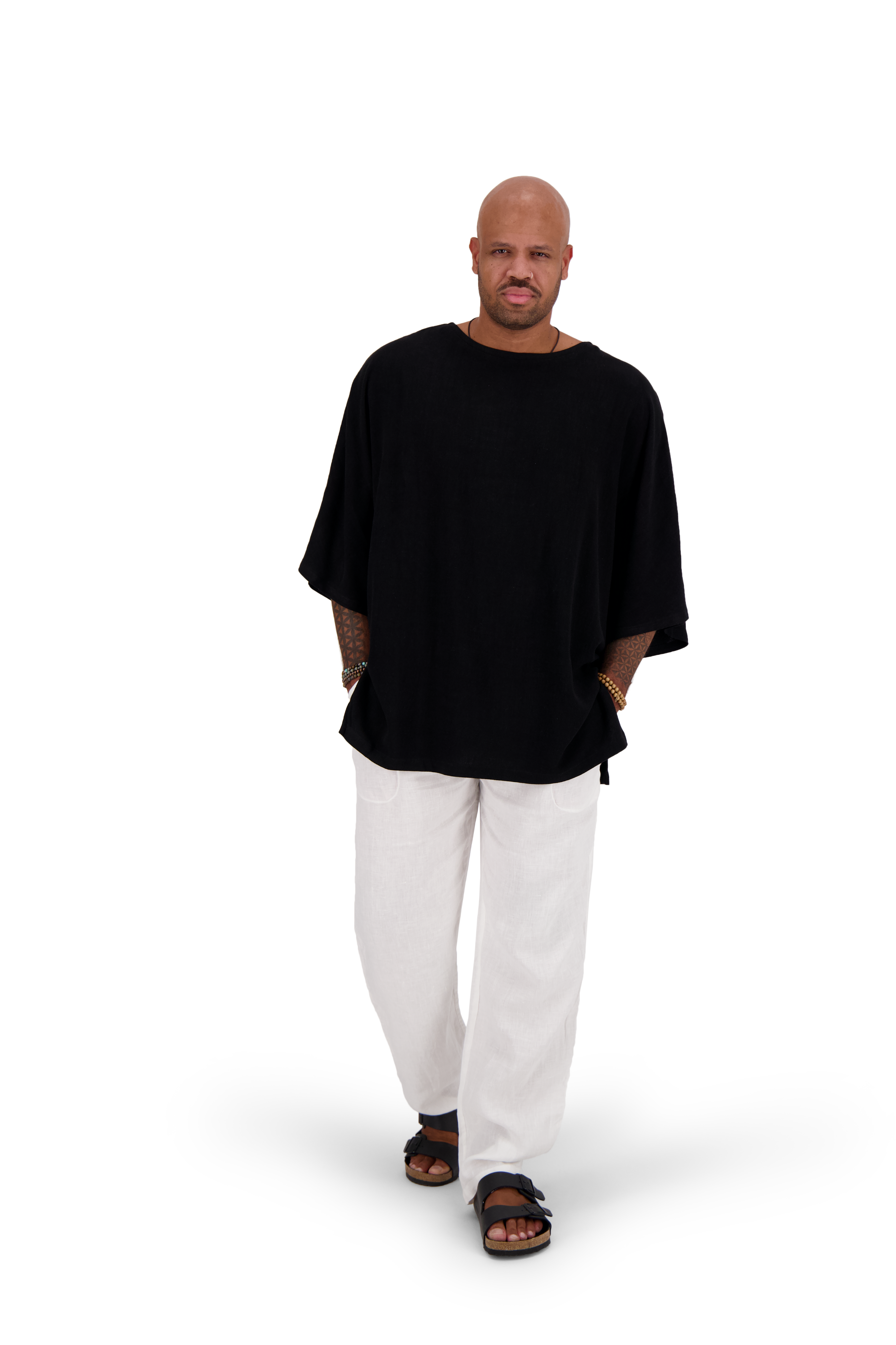 Model trägt schwarzes Oversize Leinen T-Shirt von Nomadik, designed in Zurich. Luftig-leichter Stoff für Komfort und Bewegungsfreiheit an warmen Tagen.