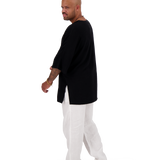 Model trägt schwarzes Oversize Leinen T-Shirt von Nomadik, designed in Zurich. Luftig-leichter Stoff für Komfort und Bewegungsfreiheit an warmen Tagen.