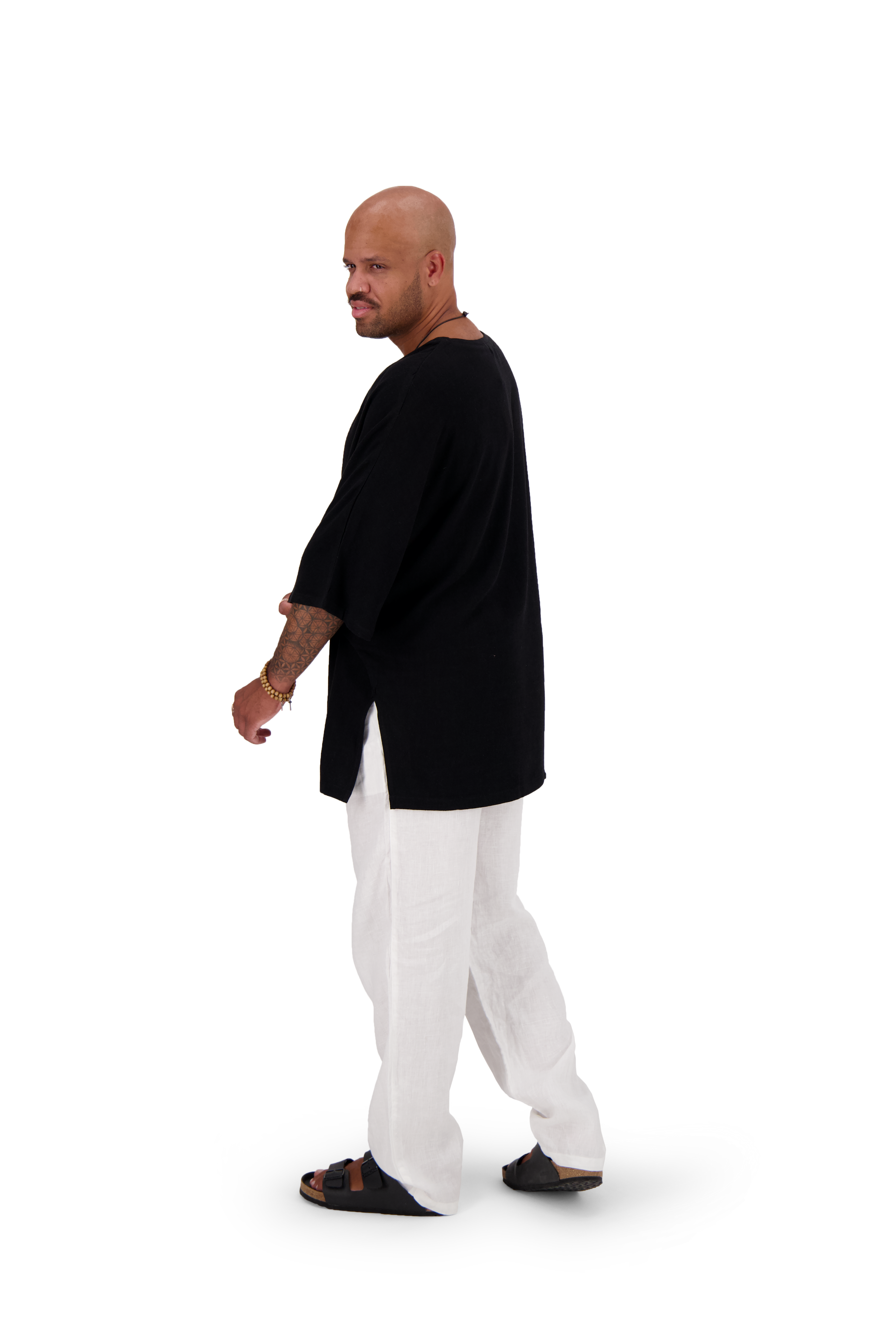 Model trägt schwarzes Oversize Leinen T-Shirt von Nomadik, designed in Zurich. Luftig-leichter Stoff für Komfort und Bewegungsfreiheit an warmen Tagen.