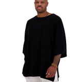 Model trägt schwarzes Oversize Leinen T-Shirt von Nomadik, designed in Zurich. Luftig-leichter Stoff für Komfort und Bewegungsfreiheit an warmen Tagen.