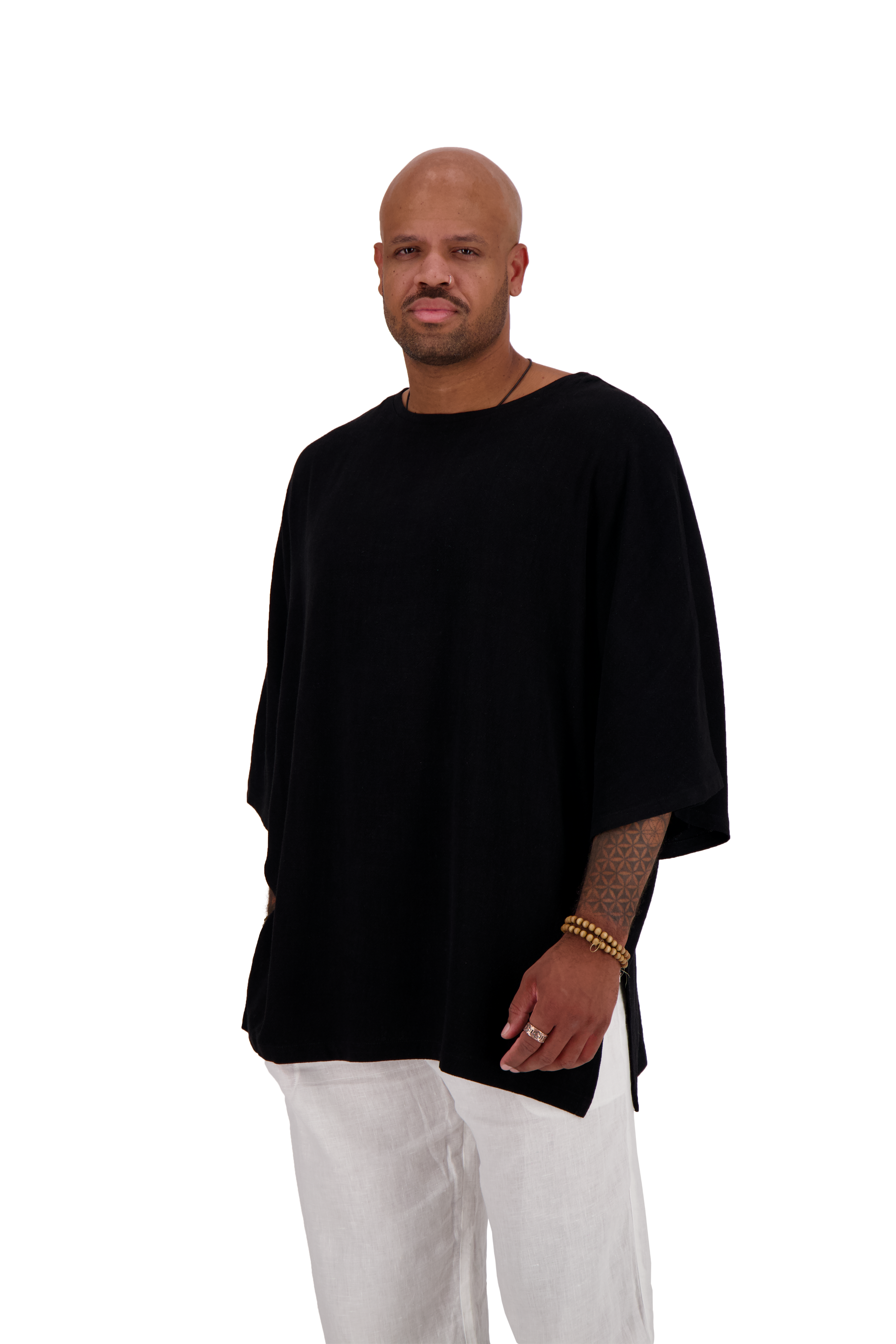 Model trägt schwarzes Oversize Leinen T-Shirt von Nomadik, designed in Zurich. Luftig-leichter Stoff für Komfort und Bewegungsfreiheit an warmen Tagen.