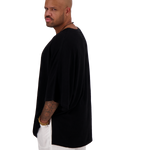 Model trägt schwarzes Oversize Leinen T-Shirt von Nomadik, designed in Zurich. Luftig-leichter Stoff für Komfort und Bewegungsfreiheit an warmen Tagen.