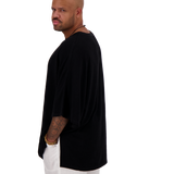 Model trägt schwarzes Oversize Leinen T-Shirt von Nomadik, designed in Zurich. Luftig-leichter Stoff für Komfort und Bewegungsfreiheit an warmen Tagen.