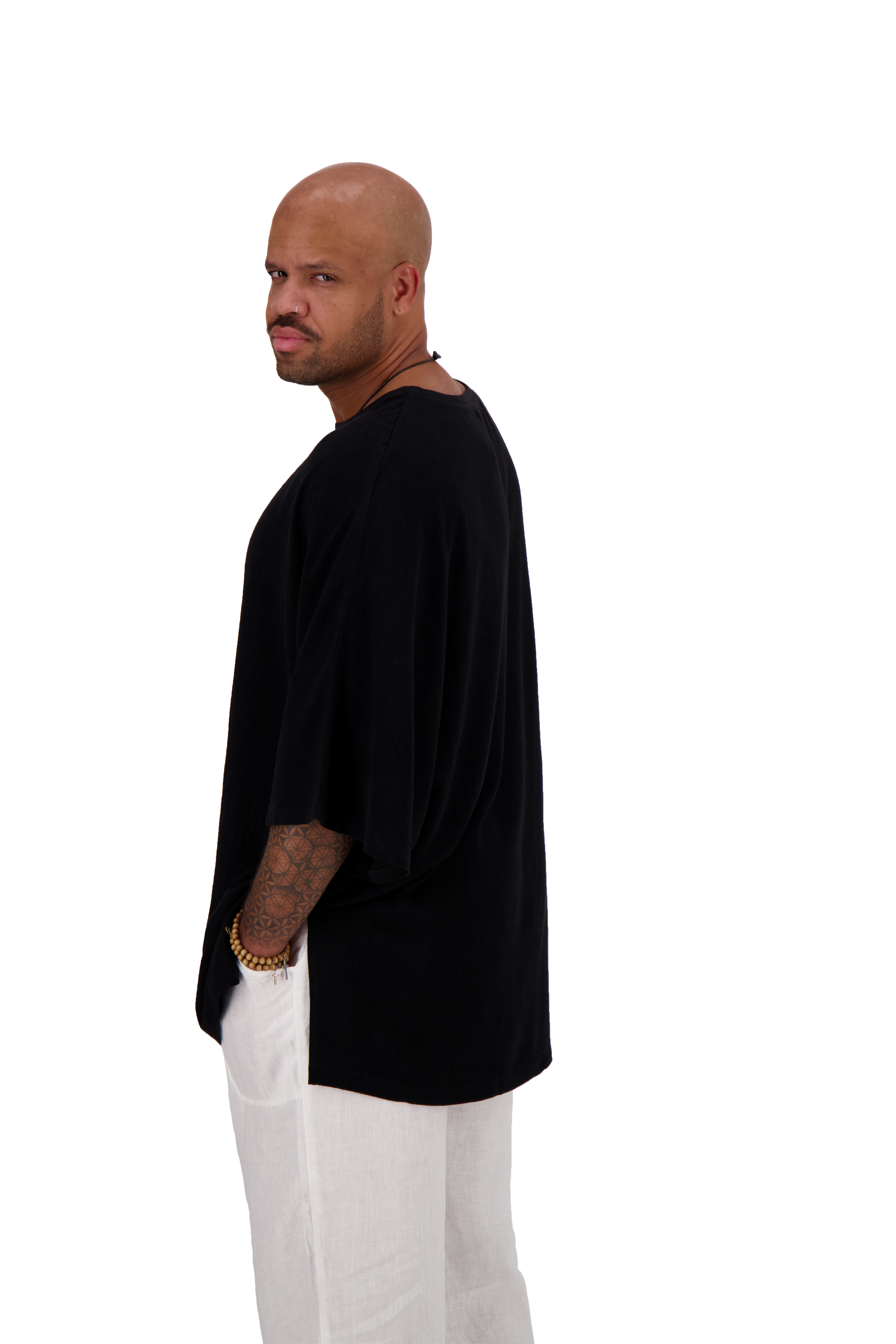 Model trägt schwarzes Oversize Leinen T-Shirt von Nomadik, designed in Zurich. Luftig-leichter Stoff für Komfort und Bewegungsfreiheit an warmen Tagen.