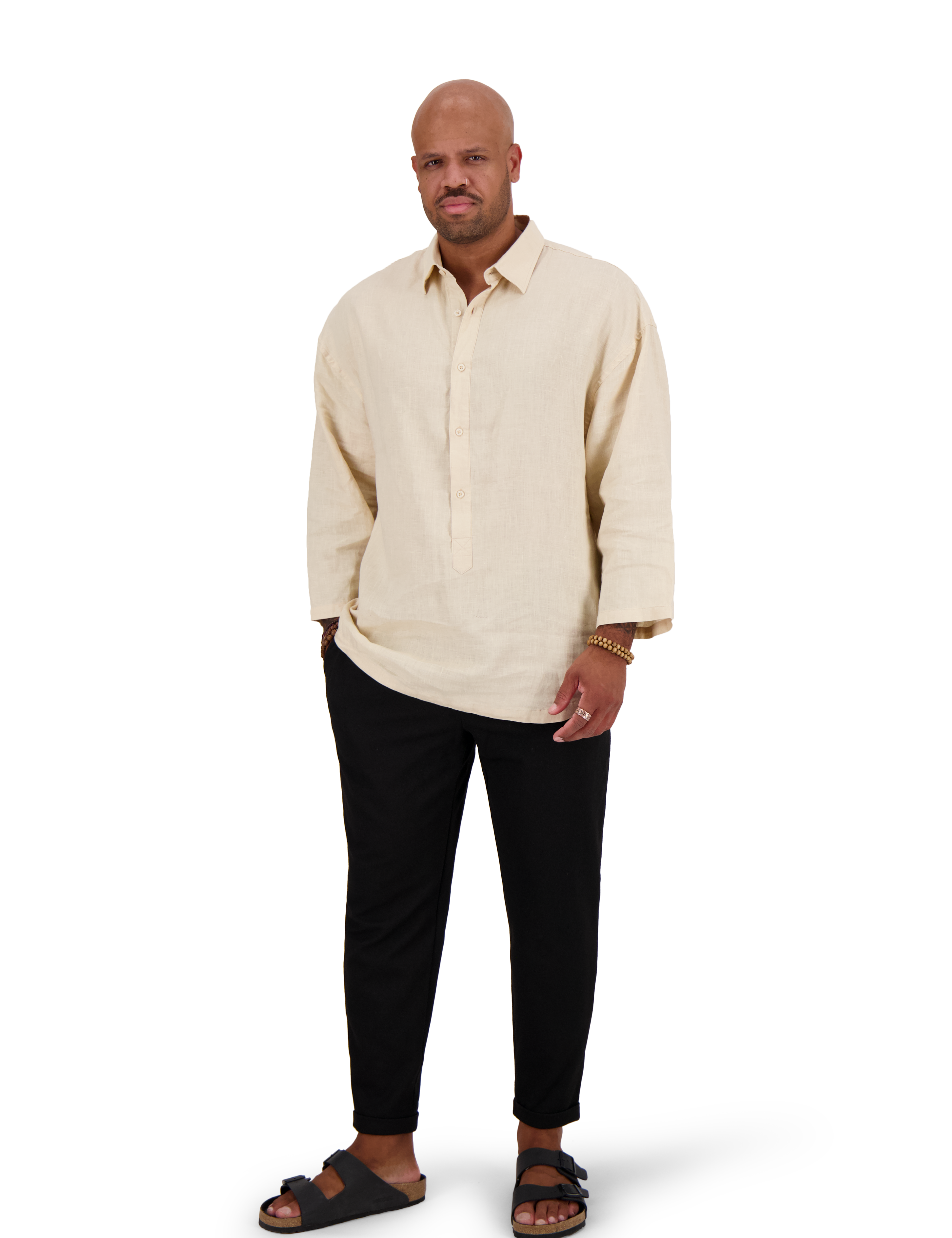 Model trägt Nomadik Hybrid-Shirt: formelle Eleganz und Bequemlichkeit vereint. Perfekt für heiße Sommertage mit luftigem Leinenstoff und raffinierten Details.