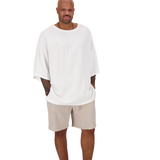 Model trägt weißes Oversize Leinen T-Shirt von Nomadik, designed in Zurich. Luftig-leichter Stoff für Komfort und Bewegungsfreiheit an warmen Tagen.