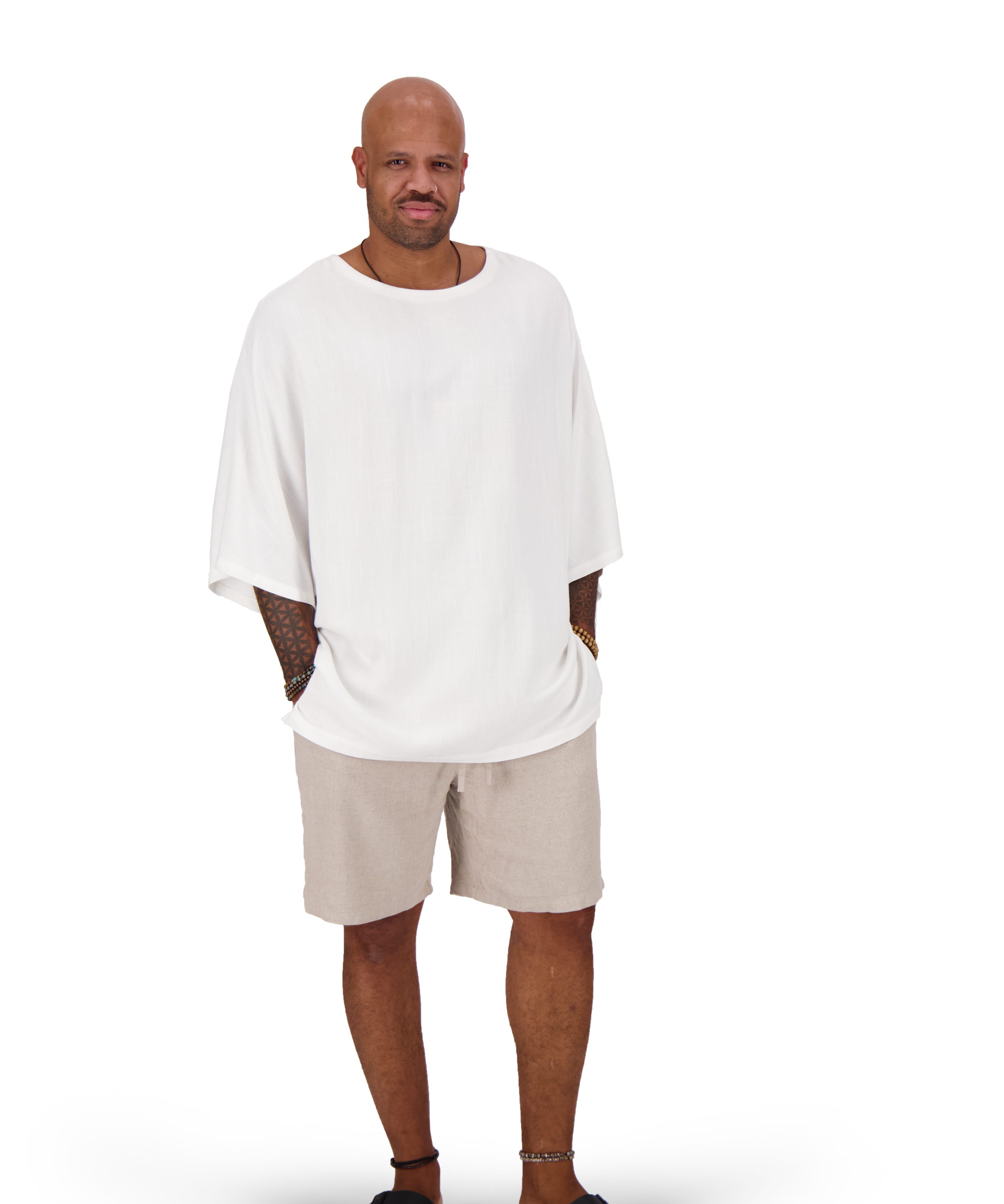 Model trägt weißes Oversize Leinen T-Shirt von Nomadik, designed in Zurich. Luftig-leichter Stoff für Komfort und Bewegungsfreiheit an warmen Tagen.