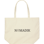 Stilvolle Stofftasche mit dem Nomadik Logo: Minimalistisches Design, hohe Funktionalität. Perfekte Ergänzung für den Alltag, Einkaufen, Strand oder Reisen.